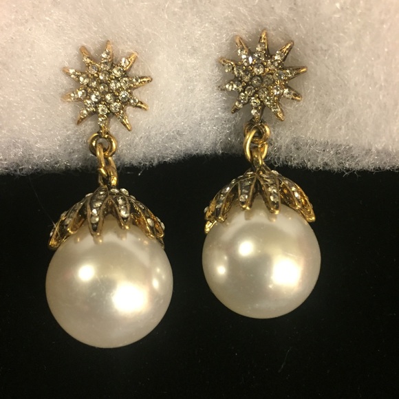 Spring Trend Alert! Large Pearl/Rhinestone Earring - Picture 5 of 6